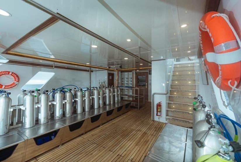 Galapagos scuba diving liveaboard Tiburon Explorer