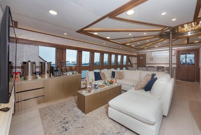 tiburon explorer lounge area