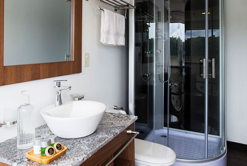 anakonda amazon cruise bathroom