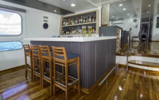 Natural Paradise Yacht Bar