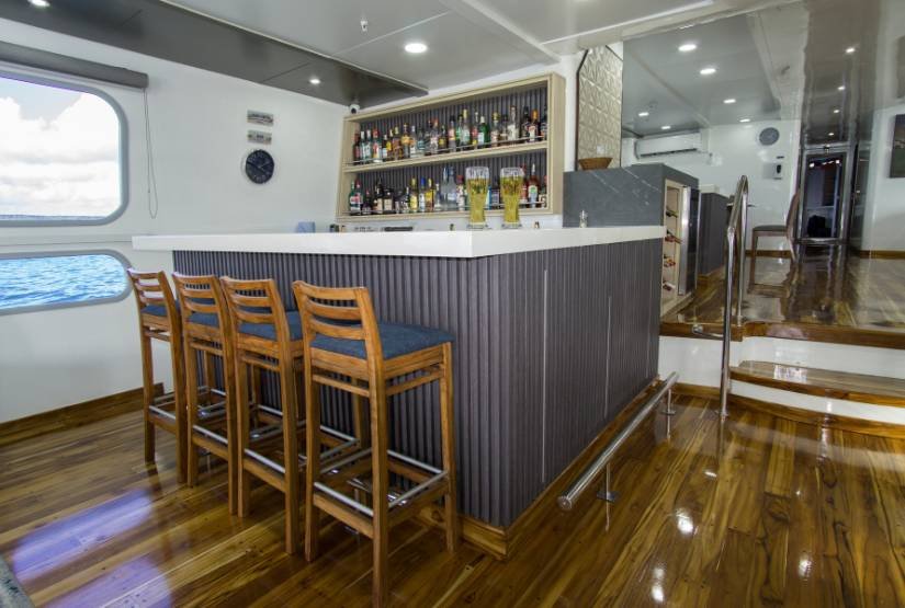 Natural Paradise Yacht Bar