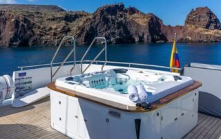 Natural Paradise Yacht Jacuzzi