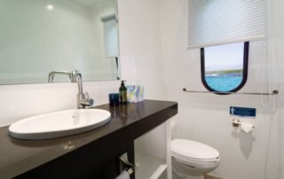 Natural Paradise Yacht bathroom