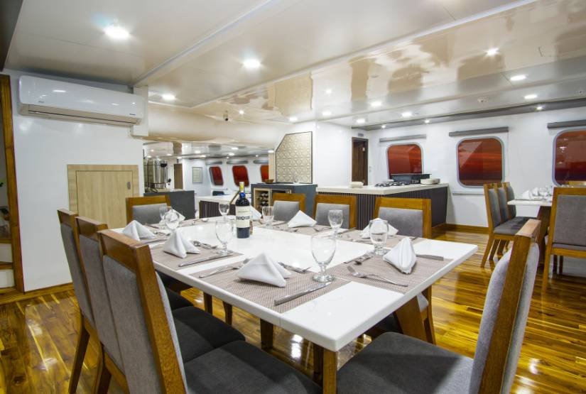 Natural Paradise Yacht gps dining room