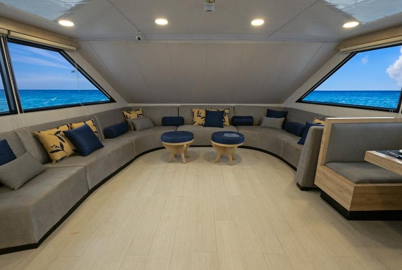 Bonita Yacht Living Room2