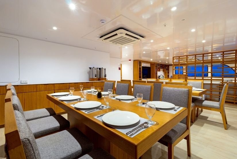 Reina Silvia Voyager Dinning room