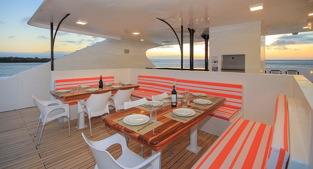 Grand Queen Beatriz Yacht