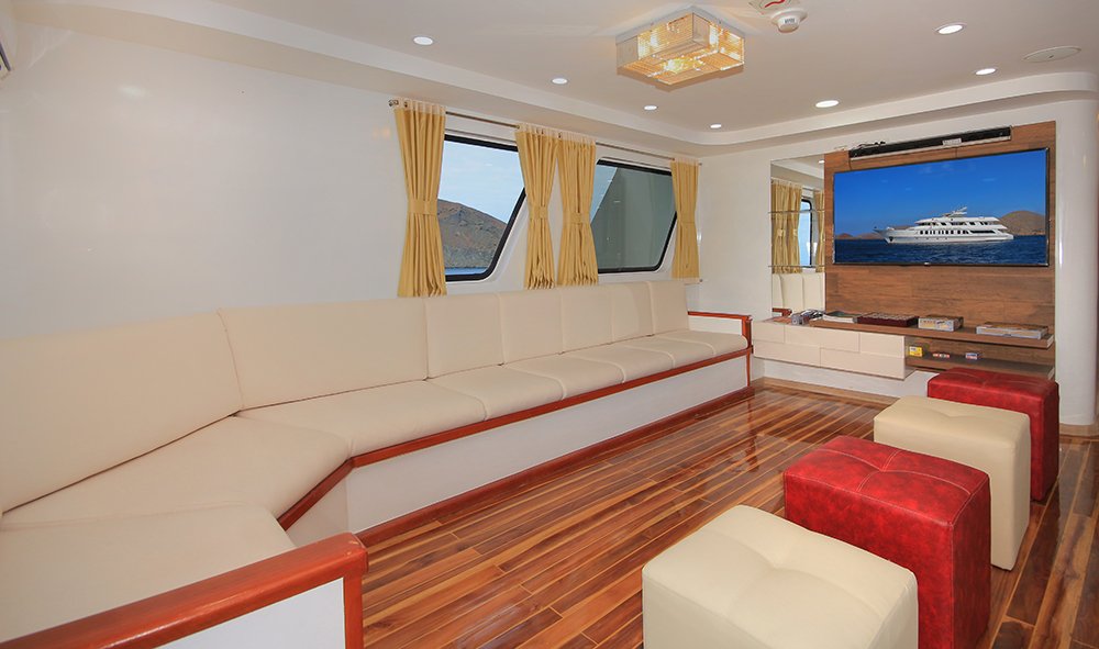 Grand Queen Beatriz Yacht