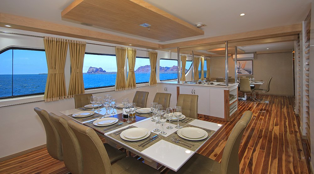 Grand Queen Beatriz Yacht