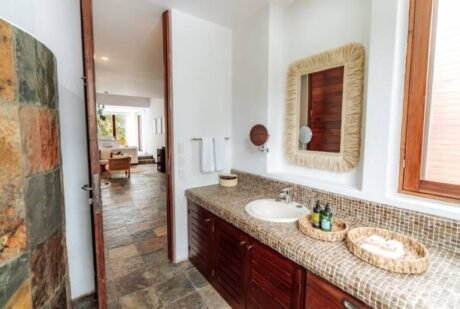Escalesia Villa bathroom gps ext
